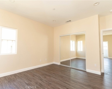 9246 Cedros - Photo Thumbnail 15