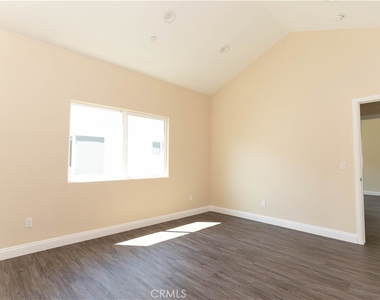9246 Cedros - Photo Thumbnail 19
