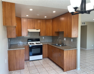 434 E Tujunga Avenue - Photo Thumbnail 4