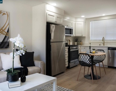 4815 Appian Way - Photo Thumbnail 4
