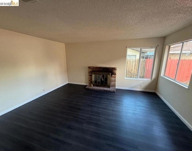 2112 Banyan Way - Photo Thumbnail 2