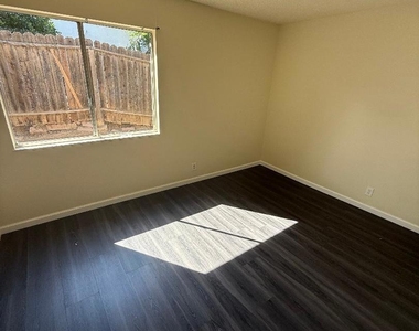 2112 Banyan Way - Photo Thumbnail 6