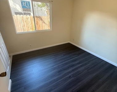 2112 Banyan Way - Photo Thumbnail 7