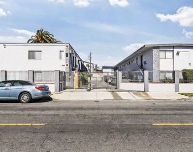 1125 W 36th Place - Photo Thumbnail 6