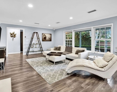 8345 White Oak Avenue - Photo Thumbnail 3