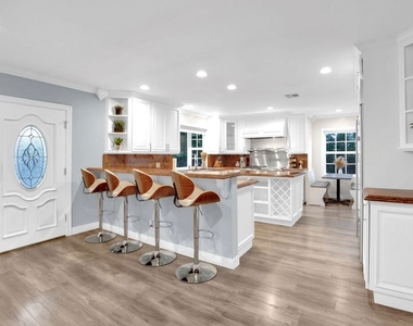 8345 White Oak Avenue - Photo Thumbnail 5