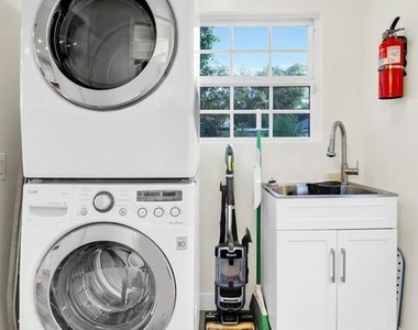 8345 White Oak Avenue - Photo Thumbnail 12