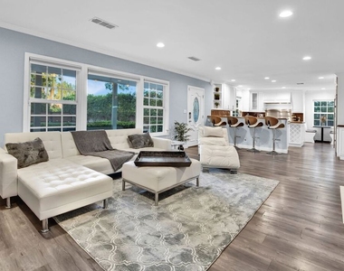 8345 White Oak Avenue - Photo Thumbnail 4