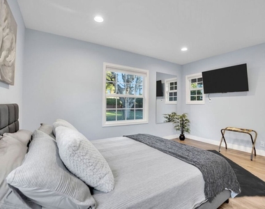8345 White Oak Avenue - Photo Thumbnail 16