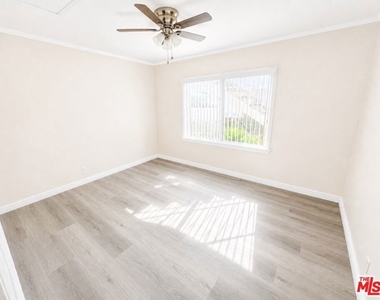 13450 Burbank Boulevard - Photo Thumbnail 3