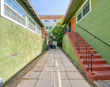 1112 Ocean Park Boulevard - Photo Thumbnail 3