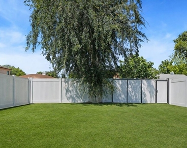13842 Hamlin Street - Photo Thumbnail 4
