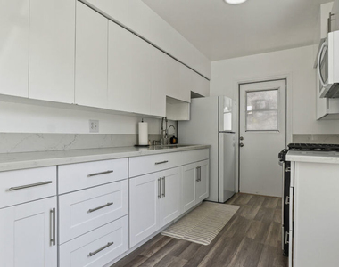 13842 Hamlin Street - Photo Thumbnail 10