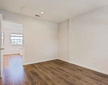 1112 Ocean Park Boulevard - Photo Thumbnail 9