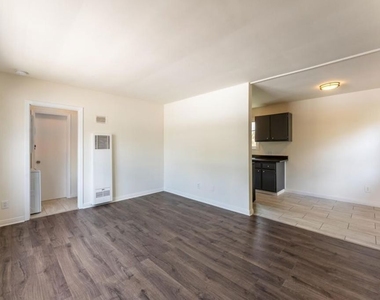 10708 1/2 Moorpark Street - Photo Thumbnail 4