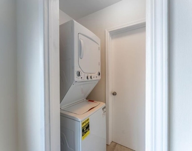 10708 1/2 Moorpark Street - Photo Thumbnail 7