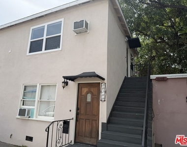 10708 1/2 Moorpark Street - Photo Thumbnail 14
