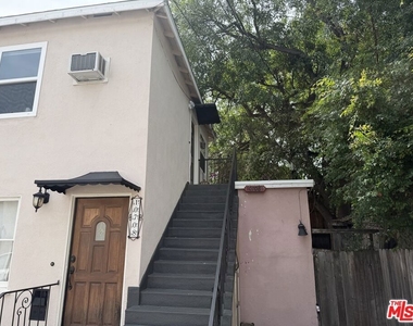 10708 1/2 Moorpark Street - Photo Thumbnail 11