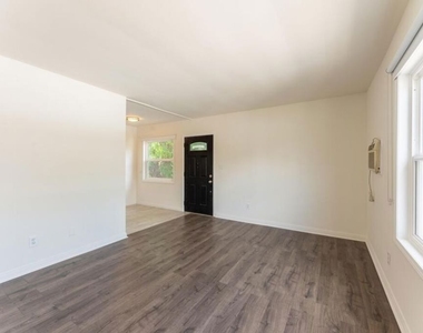 10708 1/2 Moorpark Street - Photo Thumbnail 2