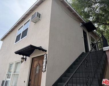 10708 1/2 Moorpark Street - Photo Thumbnail 12