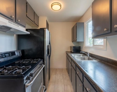 10708 1/2 Moorpark Street - Photo Thumbnail 5
