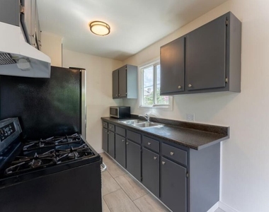 10708 1/2 Moorpark Street - Photo Thumbnail 6