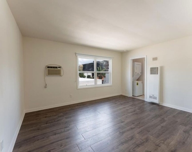 10708 1/2 Moorpark Street - Photo Thumbnail 3
