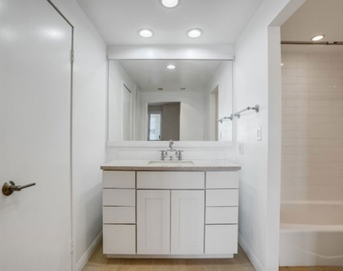 321 S San Vicente Boulevard - Photo Thumbnail 6