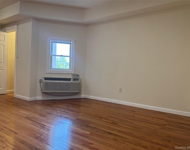 284 Main Street - Photo Thumbnail 4