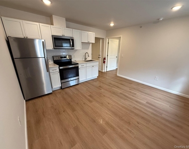185 Broadway - Photo Thumbnail 1
