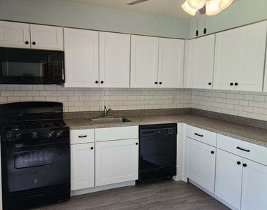 405 Cynthia Court - Photo Thumbnail 7