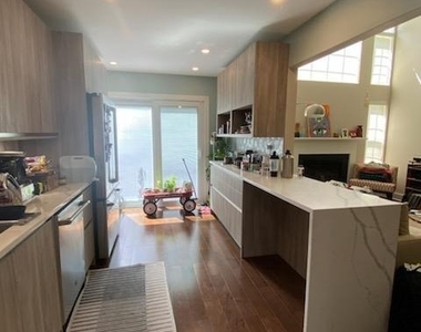 805 Rosehill Drive - Photo Thumbnail 7