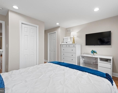 2235 E Chase Street - Photo Thumbnail 37