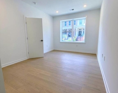 3435 Brown Street Nw - Photo Thumbnail 8