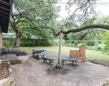 1207 Fieldcrest Dr - Photo Thumbnail 11