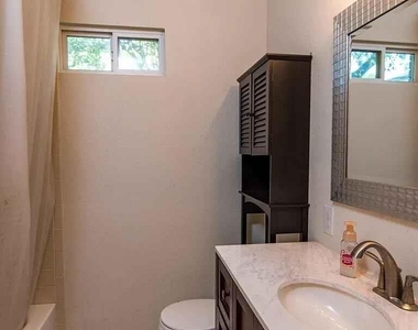 1207 Fieldcrest Dr - Photo Thumbnail 7