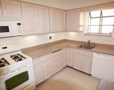 460 Highcrest Drive - Photo Thumbnail 8