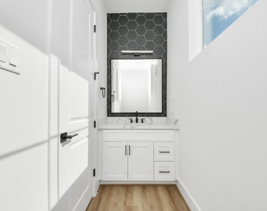 2424 Harrington Street - Photo Thumbnail 14