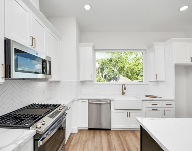 2424 Harrington Street - Photo Thumbnail 2