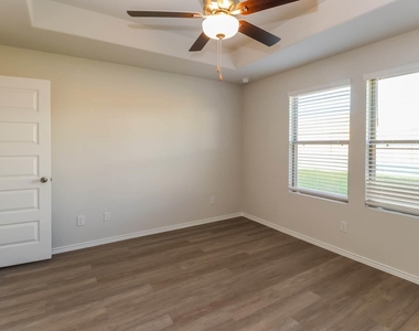 10727 Sunlit Street - Photo Thumbnail 8