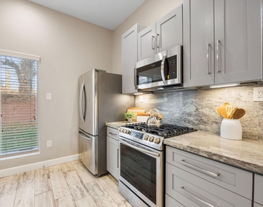 317 E 35th Street - Photo Thumbnail 8