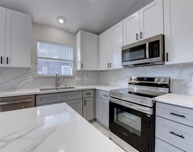9026 Eaglecove Drive - Photo Thumbnail 16