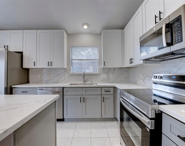 9026 Eaglecove Drive - Photo Thumbnail 15