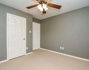 7218 Fox Hall Lane - Photo Thumbnail 2