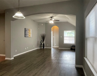 811 Forest Hillside Lane - Photo Thumbnail 7