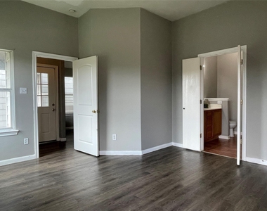 811 Forest Hillside Lane - Photo Thumbnail 14
