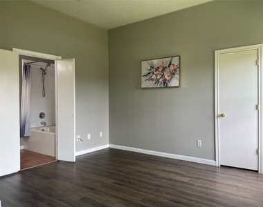 811 Forest Hillside Lane - Photo Thumbnail 11