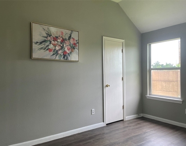 811 Forest Hillside Lane - Photo Thumbnail 12
