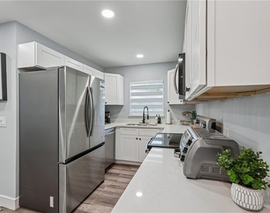 92 Oak Street - Photo Thumbnail 9