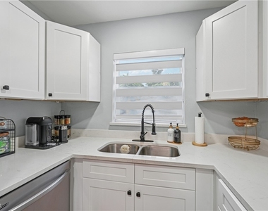 92 Oak Street - Photo Thumbnail 10